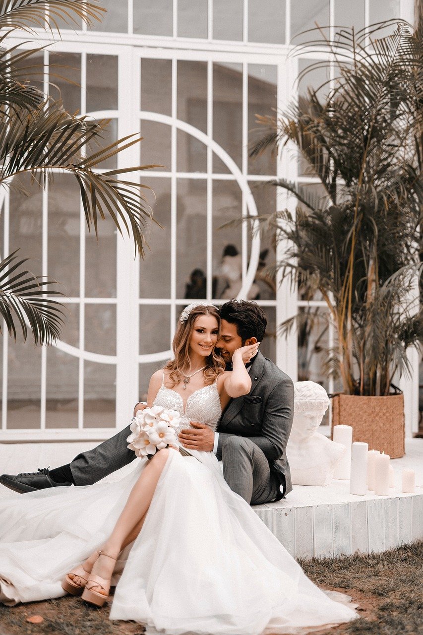 Wedding photography of bride and groom kissing